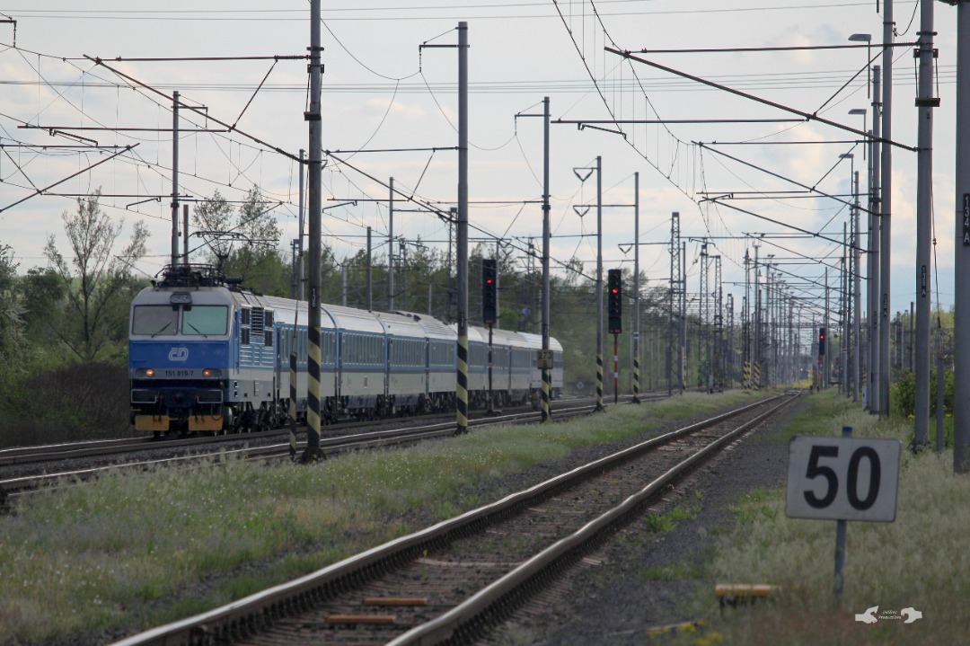Adam L. 🇺🇦 on Train Siding: Česke Drahy 151 Class Passenger Electric is seen pulling into Bohumín with a long passenger train with an almost 70
minute delay....
