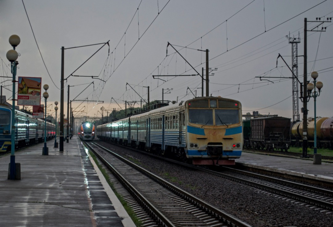 Yurko Slyusar on Train Siding: Electric trains EPL9T-007 on route №6819 Kyiv-Volynsky and HRCS2-008 on route №734 Kyiv - Krasnoarmiysk (now renamed to
Pokrovsk) at...