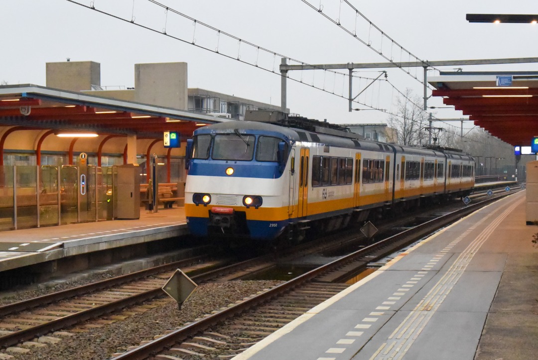 NL Rail on Train Siding: NS SGMm 2950 staat klaar in Almere Buiten als sprinter naar Amsterdam Centraal en Den Haag Centraal.