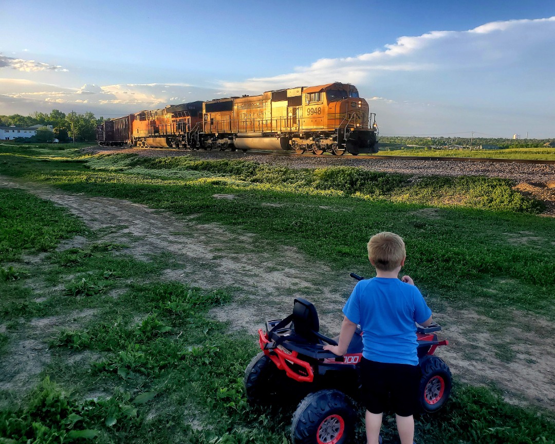 quirkphotoandmedia on Train Siding: End of May freight. First 2 photos are both taken south of Berthoud, CO on the BNSF main line. South bound freight rolled
passed a...
