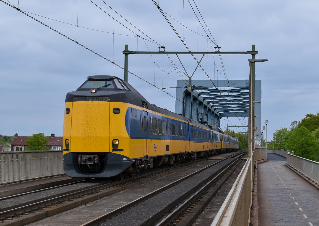 NL Rail on Train Siding: NS ICMm 4066 en 4203 komen over de IJsselbrug in Deventer gereden als Intercity uit Almelo naar Schiphol-Airport.