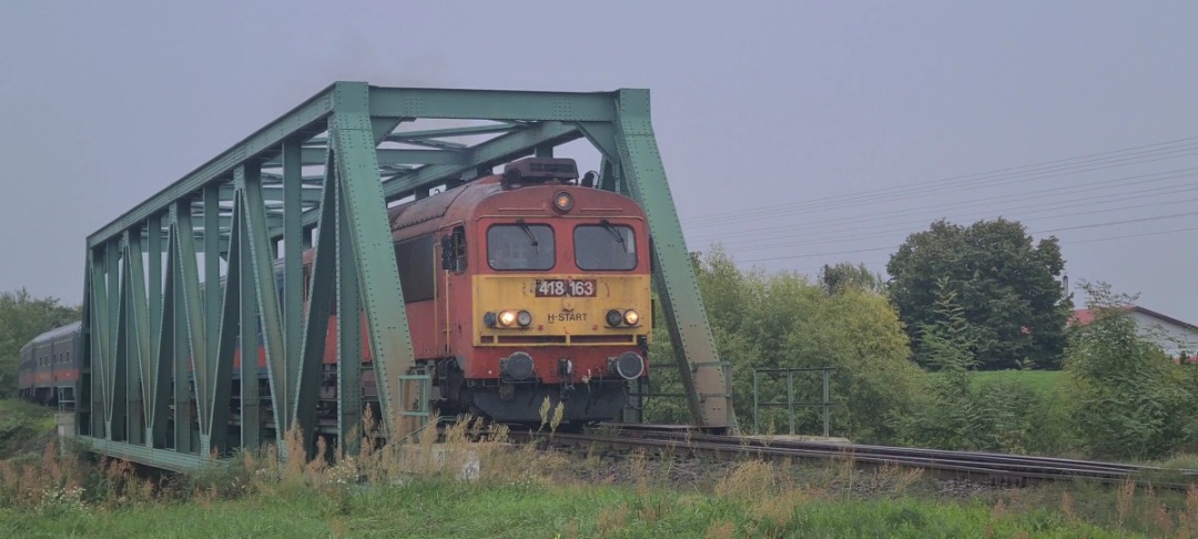 TheTrainSpottingTrucker on Train Siding: 418 163 works the once a week "Hétmérföldes" service, running from Zajta all the way to
Budapest Nyugati, stopping at every...