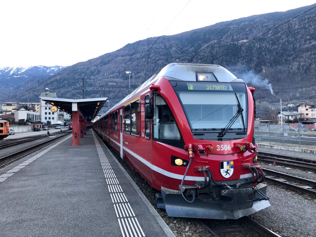 Frank Kleine on Train Siding: Early winter morning in Tirano. Looks like it's going to be a sunny day on the journey over the Bernina. #trainspotting
#train...