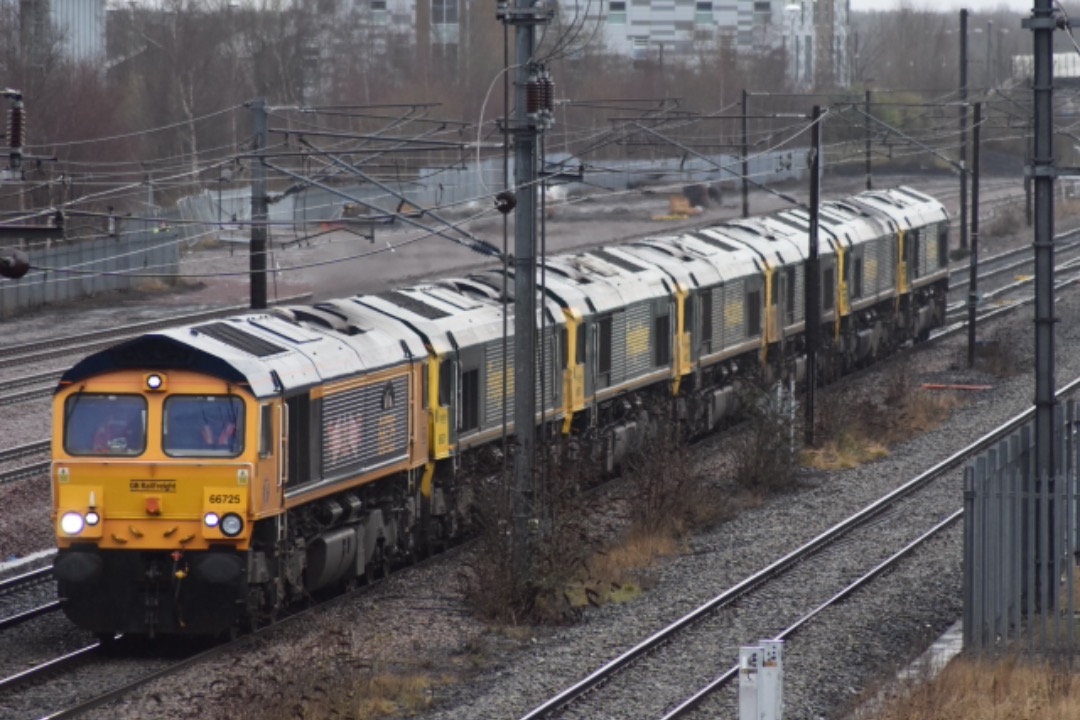 George Stephens on Train Siding: GBRf 66725 is seen at Darlington leading Freightliners 66531,66510,66522,66515,66536,66541 working 6S68 Leeds Balm Road -
Millerhill...