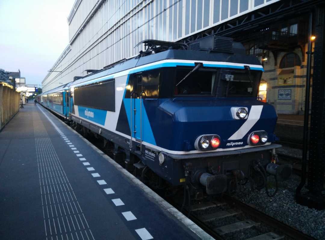 Niels on Train Siding: Two old NS 1700 locomotives repurposed by Railpromo to service 3 catering/buffet carriages at Haarlem station. Under the name of Dinner
Train...
