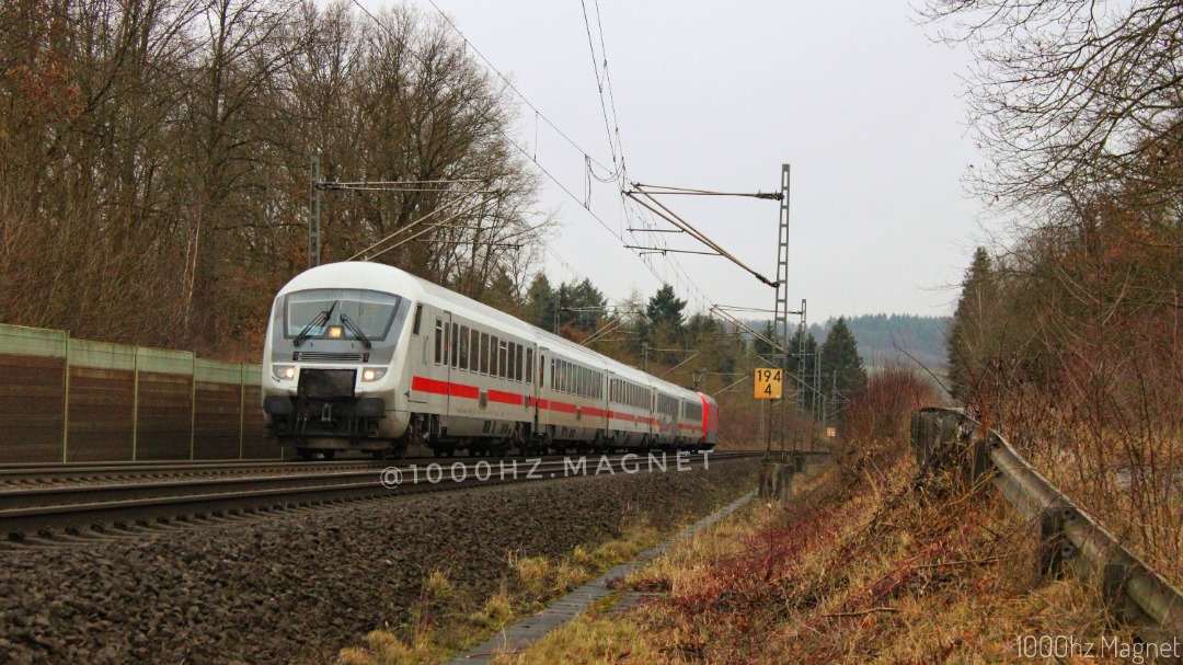 114 007 on Train Siding: Am 18.12.21 schob 101 060-2 ihren InterCity 2152 von Gera nach Düsseldorf Durch Wildecker land Richtung Bebra, der Zug steuert
sein nächsten...