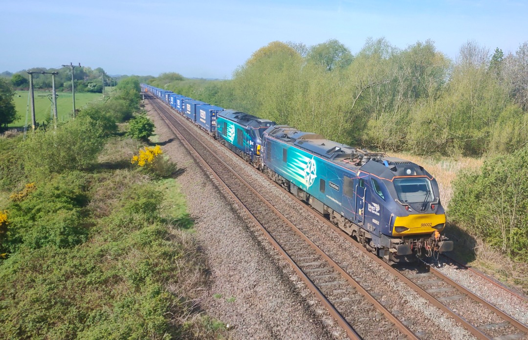 Jamie Armstrong on Train Siding: DRS Class 88 88002 & Class 68 68002 double head 4S43 Daventry - Mossend Euroterminal, diverted via the due to Bank Holiday
weekend...