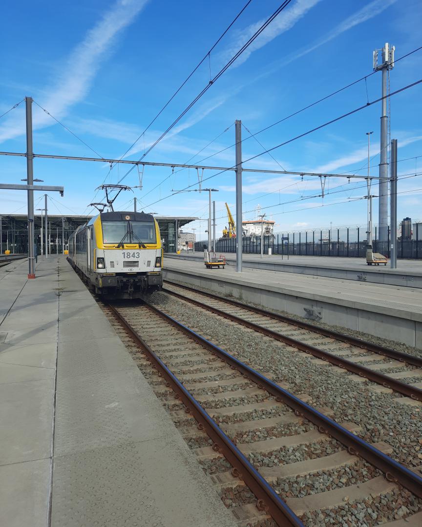 Driver Kortrijk on Train Siding: HLE1843 ready to pull IC2312 from Ostend to Brussels Airport. Beside Ostend station is the harbour of Ostend, which is quite
peacefull...