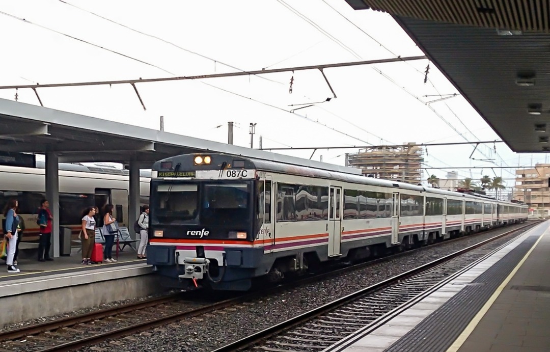 CHS200-011 on Train Siding: My old photo of electric train 470 087-8 (UT470) taken at Tarragona station, Spain, Catalonia. date: 09/14/19
