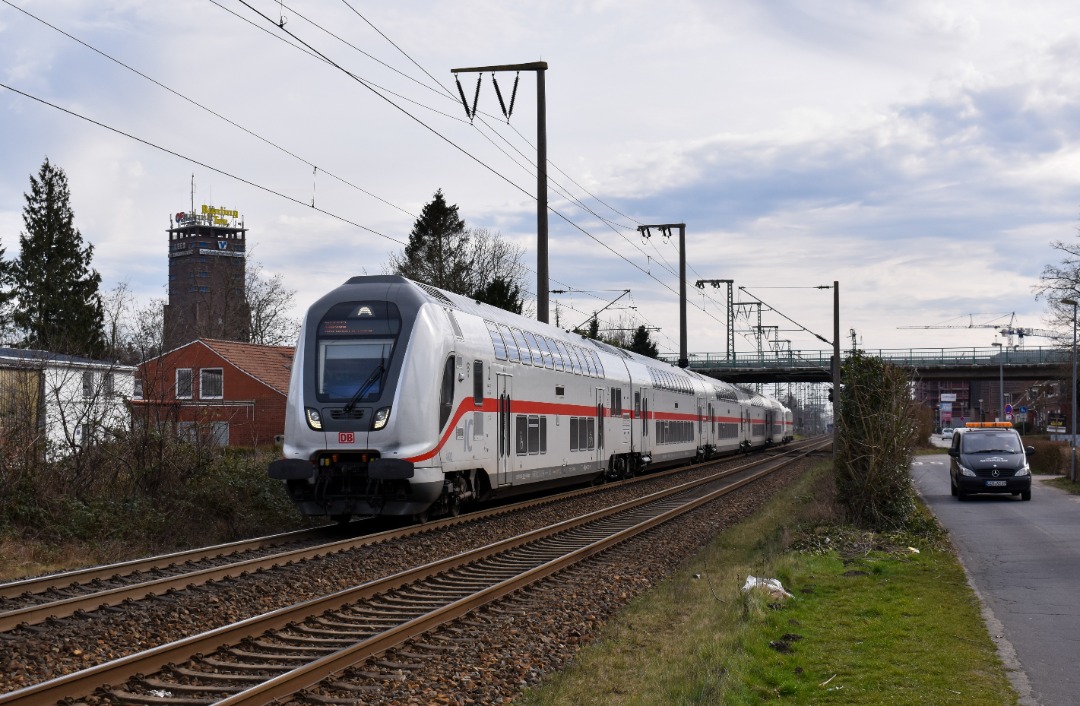 NL Rail on Train Siding: DB Twindexx IC2 stam 4902 en loc 147 575 komen langs de Bahndamm in Leer gereden onderweg als RE 34 en IC 2322 naar Norddeich Mole.