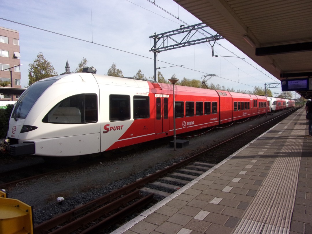 Lijn_45 on Train Siding: An GTW of Arriva in Dordrecht. These emus arenow owned by Qbuzz and have been recolored in R-net livery.