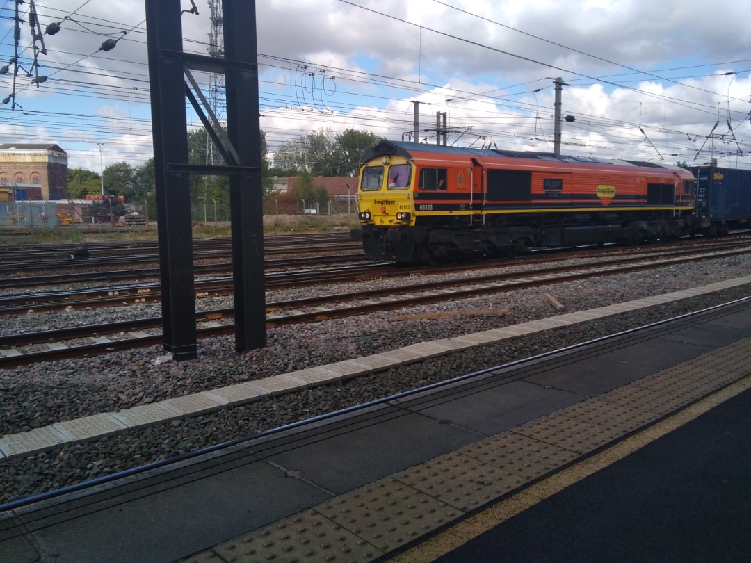 kieran harrod on Train Siding: The freight trains yesterday at Doncaster. Also saw 3 more Freightliner's,. One which was driver Steve dunn, and the spirit
of Tom...