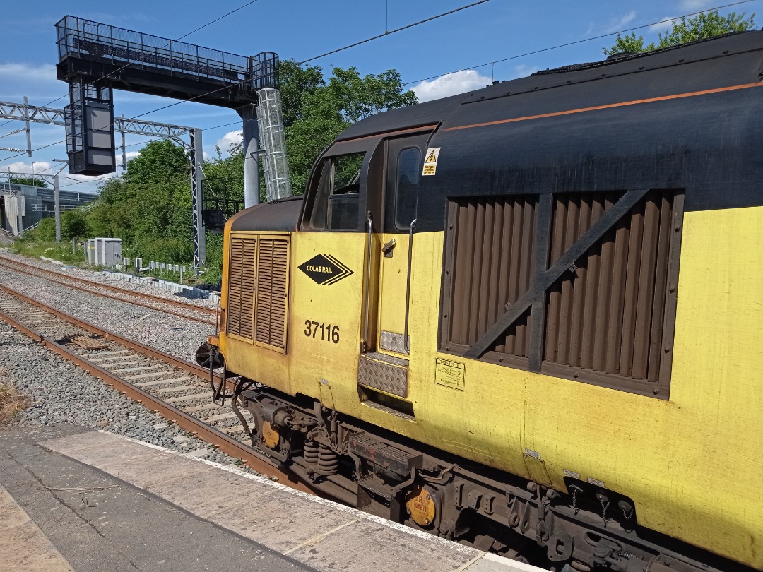 Daniel on Train Siding: Colas Rail 37116 arrives into Wellingborough Station with a Network Rail test train, scheduled for a crew change that does not take
place.