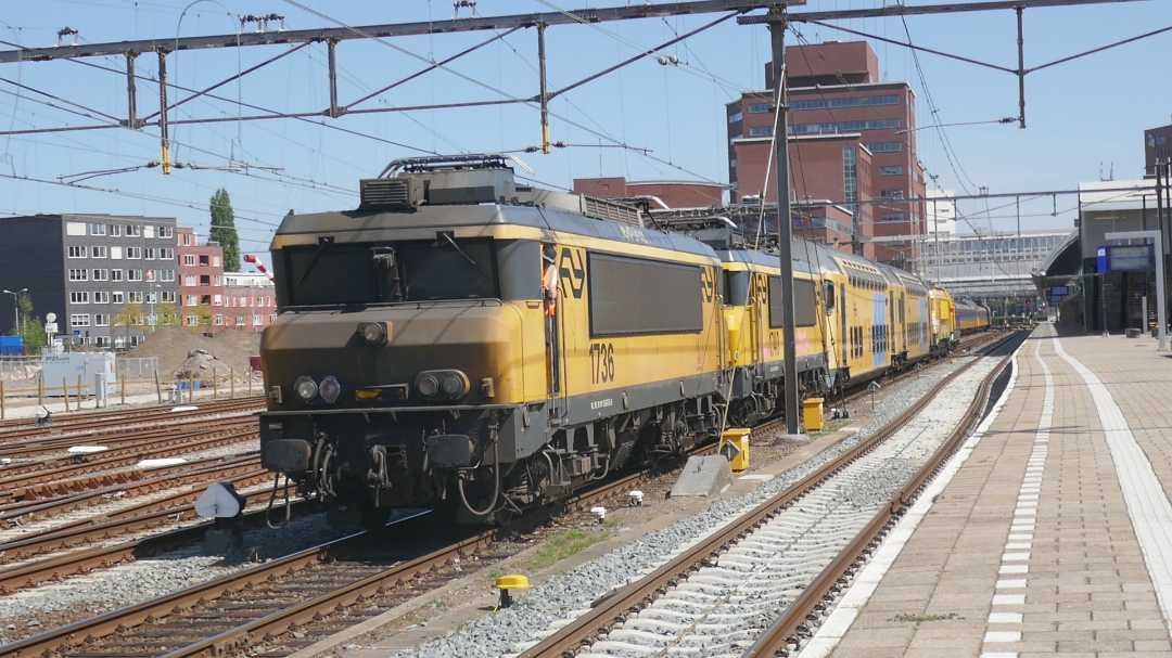 Transportguyrio on Train Siding: NS locomotives 1736, 1740 and DD-AR Bvk's 270 7314 and 270 7339 (both are cabcars), Strukton rail locomotives 1824 and
303004 seen at...