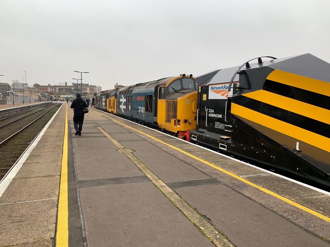Matthew Poll on Train Siding: An unusual arrival at Lowestoft station earlier this year. 2 Class 37's and Snowploughs on a test run. #trainspotting
#lowestoft