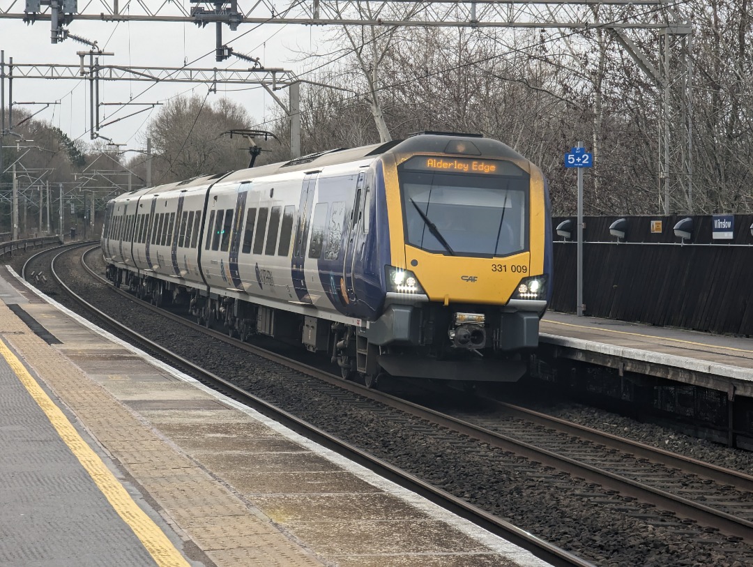 holly rose on Train Siding: Northern's 331009 and Avanti West Coast's 390114 both arriving into Wilmslow on services to Alderley Edge and London
Euston respectively.
