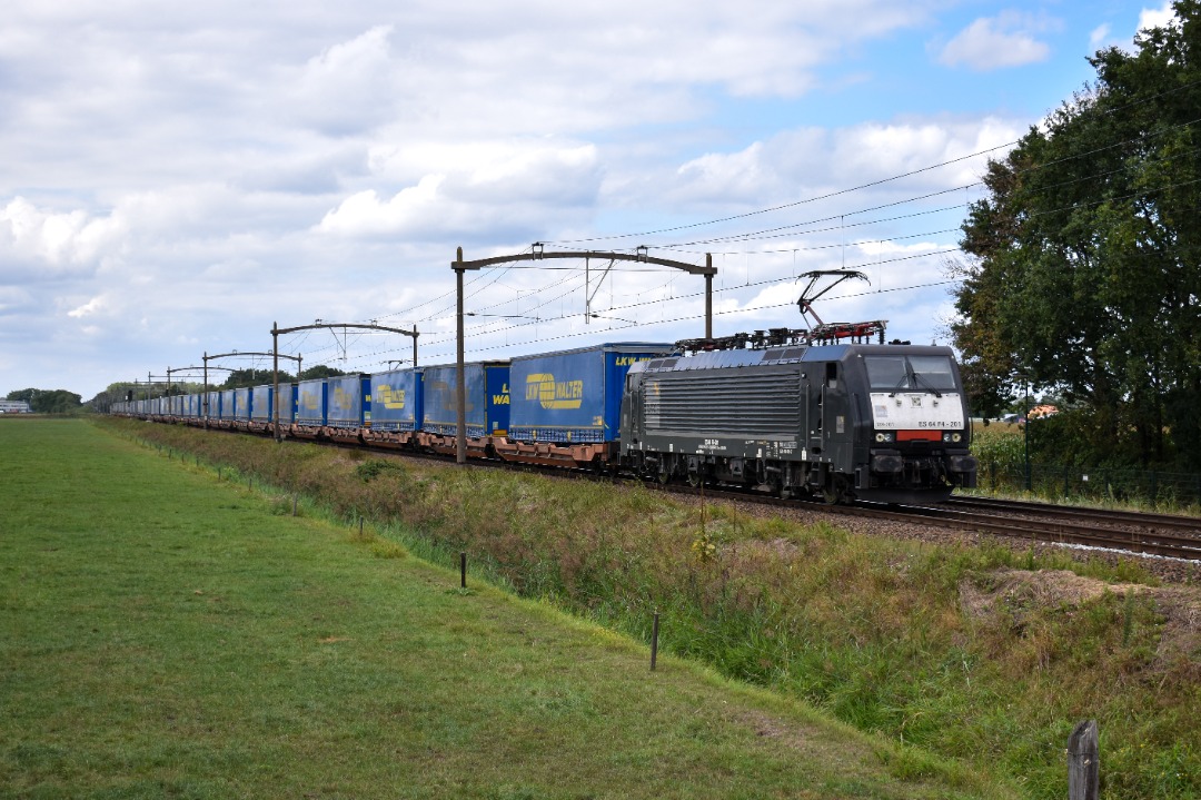 NL Rail on Train Siding: Ecco Rail 189 201 komt met LKW Walter trailers langs Hulten onderweg richting Venlo en Duitsland.
