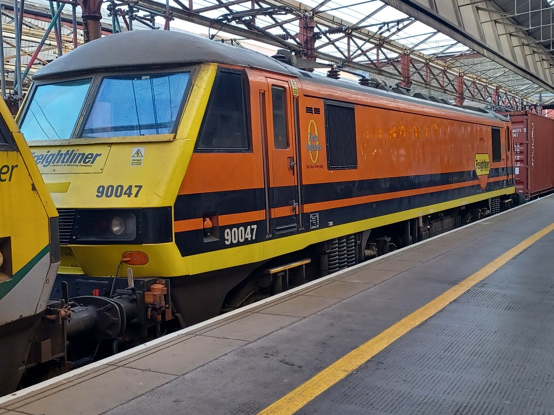 Trainnut on Train Siding: #photo #train #diesel #dmu #electric 90045 & 90047 on the early Freightliner and 170204 3 car unit ex Transport for Wales now East
Midlands....