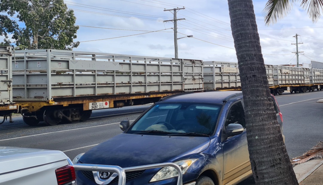 Geoff on Train Siding: Tried to get a video of a Watco cattle train heading north on Denison Street. However some rather foolish person didn't realise he
hadn't...