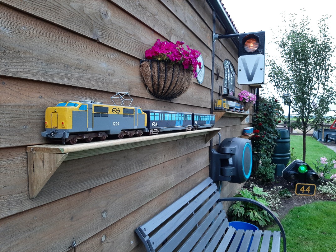RRail on Train Siding: Another train made out of scrapwood. There's only one carriage on the photo but there are two. Old garden pole, broom stick, some
left over bits...