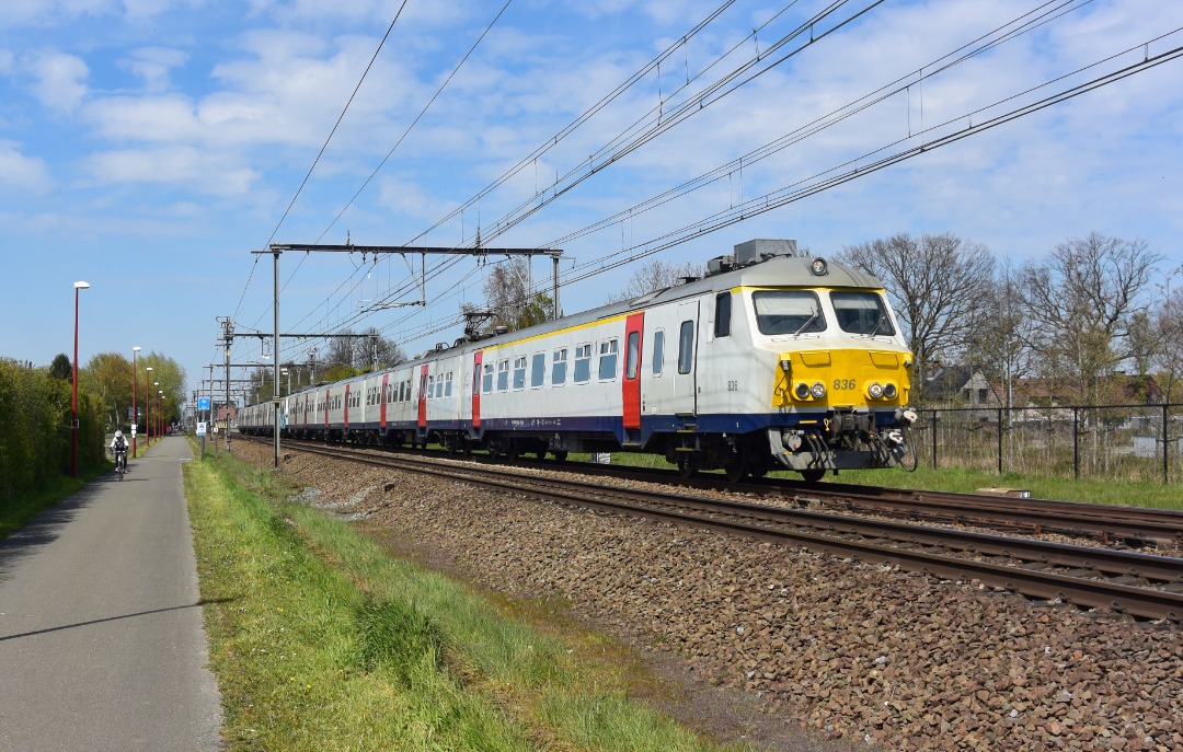 NL Rail on Train Siding: NMBS Varkensneus 836 en 834 vertrekken in station Kalmthout als S32 naar Antwerpen-Centraal en Puurs.