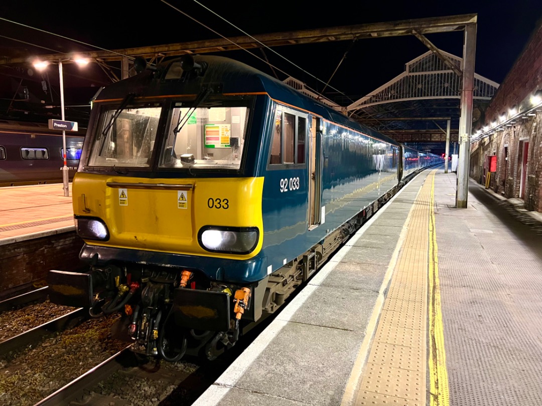 GBLokführer on Train Siding: 92033 'The Railway Heritage Trust' stands at Preston with 1S25 Euston to Inverness/Aberdeen and Fort William
Caledonian Sleeper.