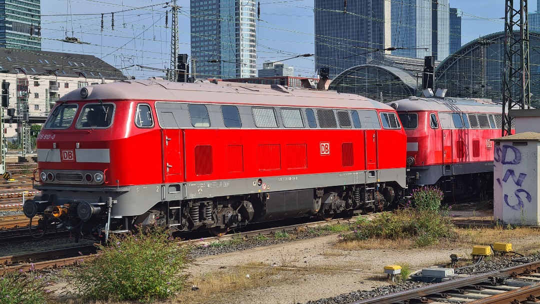 TheTrainSpottingTrucker on Train Siding: Found these two sat together at Frankfurt Hbf, again a first in class spot for me. 218 810 shown here and 218 832 sat
behind.