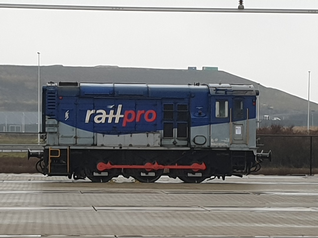 Kuusijar on Train Siding: Railpro 603 at LWR Maasvlakte, 8.1.2022. For our British members: Yep, looks like class 08, but it's not. Dutch class 600 is
based on class 11.