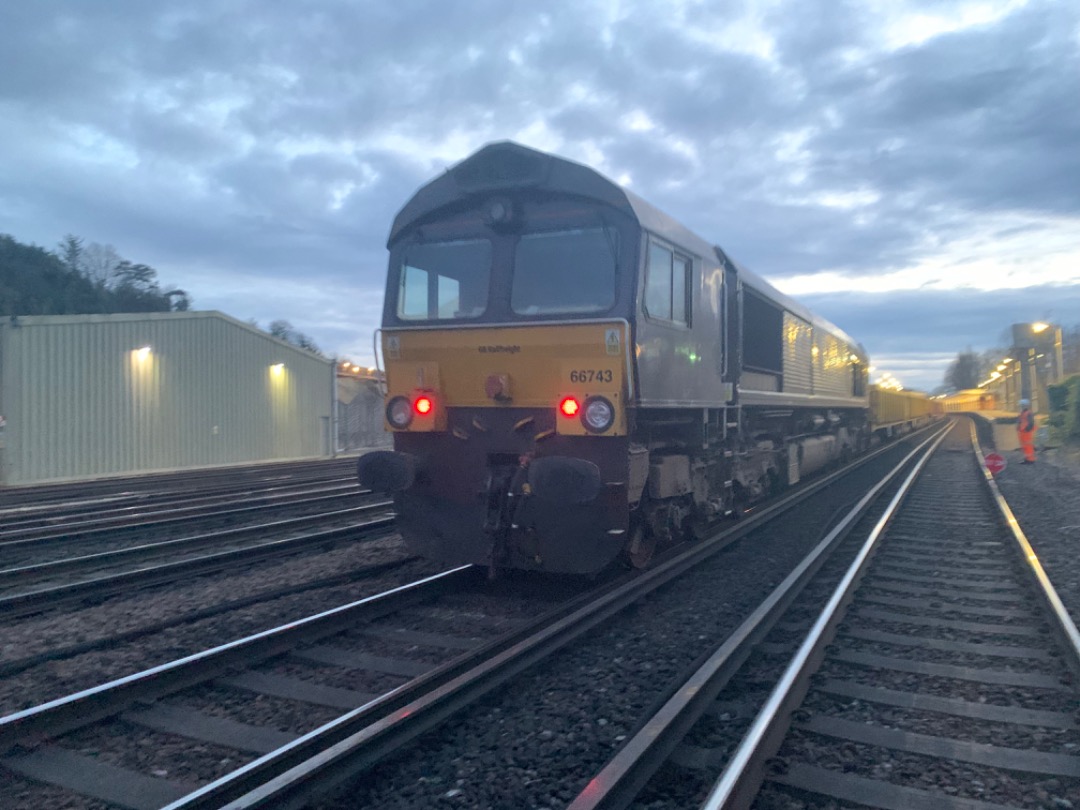 Mista Matthews on Train Siding: GBRf 66743 in Belmond Royal Scotsman livery brings up the rear of 6G11 entering engineering possession at Purley.