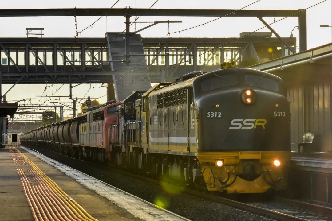 Shawn Stutsel on Train Siding: SSR's S312, T363, P16, S302 and S317 screams through Laverton Station, Melbourne with 9198, Loaded Grain Service, ex
Northwest Vic,...