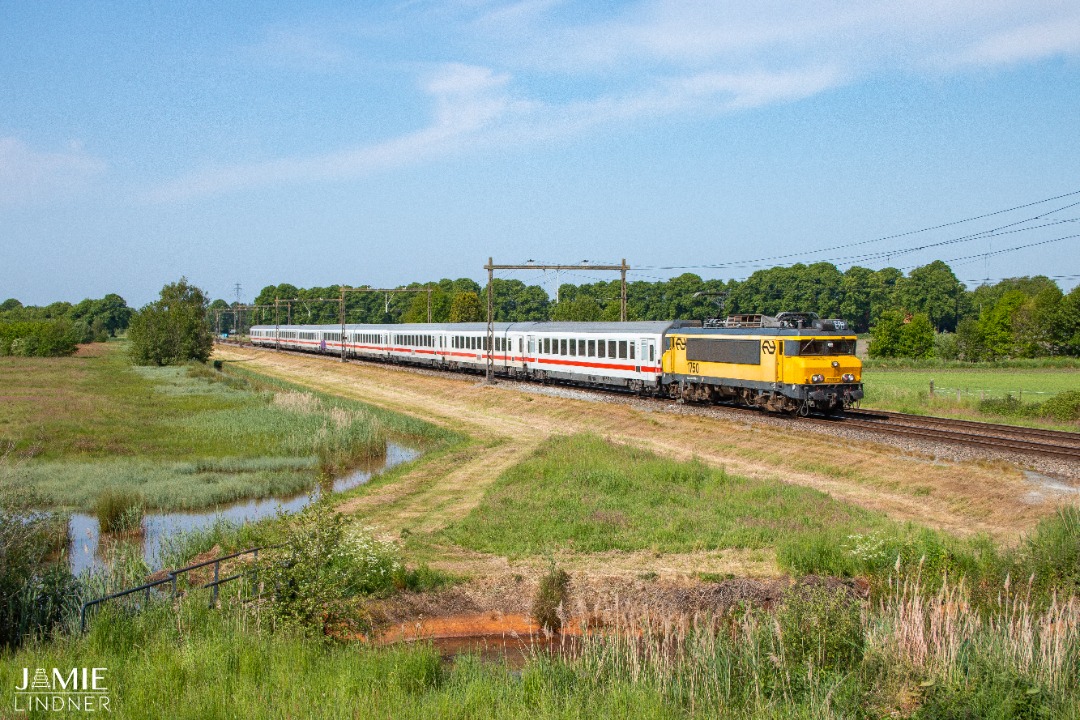 Jamie de Treinspotter on Train Siding: NSI 1750 met Intercity 143 van Amsterdam Centraal naar Osnabrück Hbf langs de Keizersdijk in Rijssen.