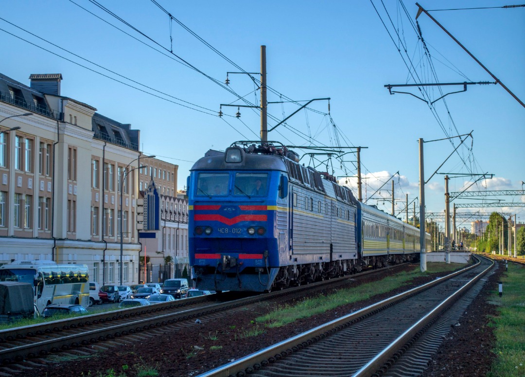Yurko Slyusar on Train Siding: Electric locomotive ChS8-012 with a passenger train №780 Kyiv - Sumy at the Kyiv-Pasazhyrsky - Kyiv-Moskovsky (now renamed
to...