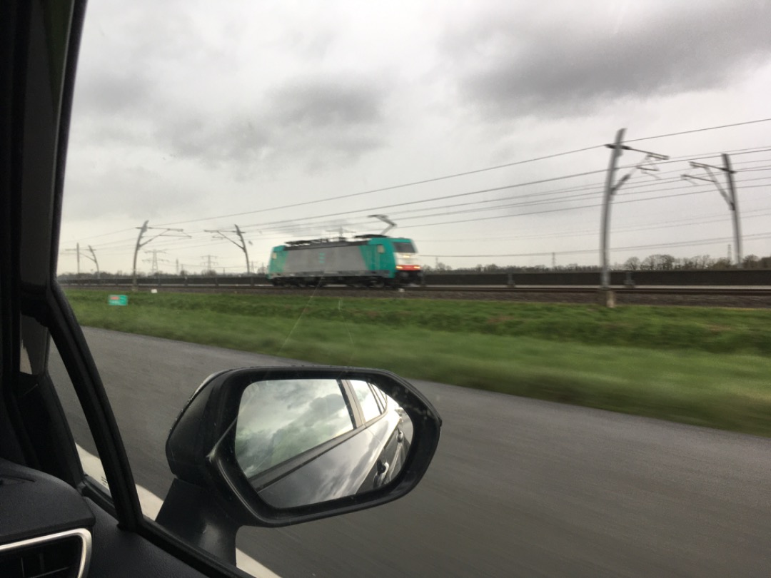 Joran on Train Siding: Een locomotief genomen vanuit de ayro op de A15. En het is een beetje wazig door het slechte weer.