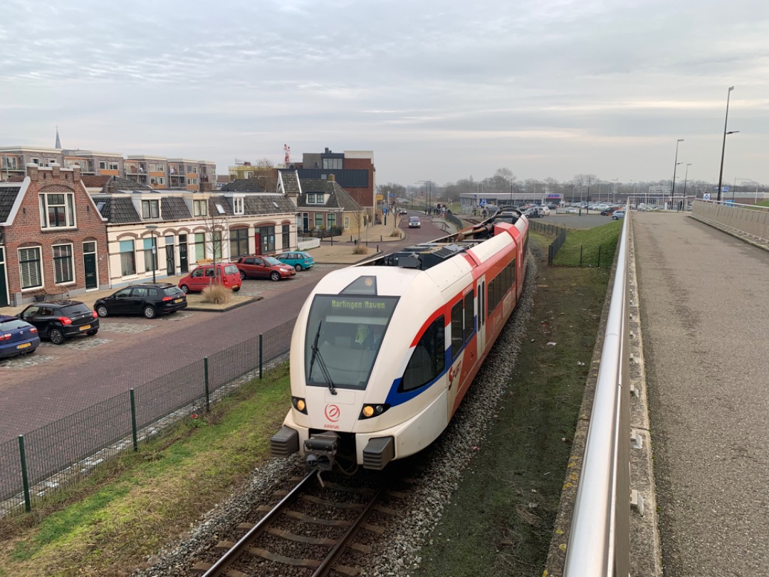 Arn Hagen on Train Siding: Arrivatrein 301 ‘Riemer en Annie’ is onderweg als trein 37241 vanuit Leeuwarden naar Harlingen Haven.