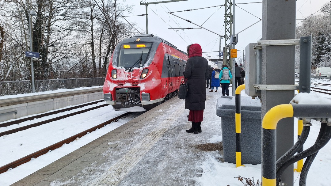 Niki on Train Siding: The RB66 is a slow branchline service running from Kochel am See (Kochel at the lake) to the outskirts of the Munich commuter network in
Tutzing.