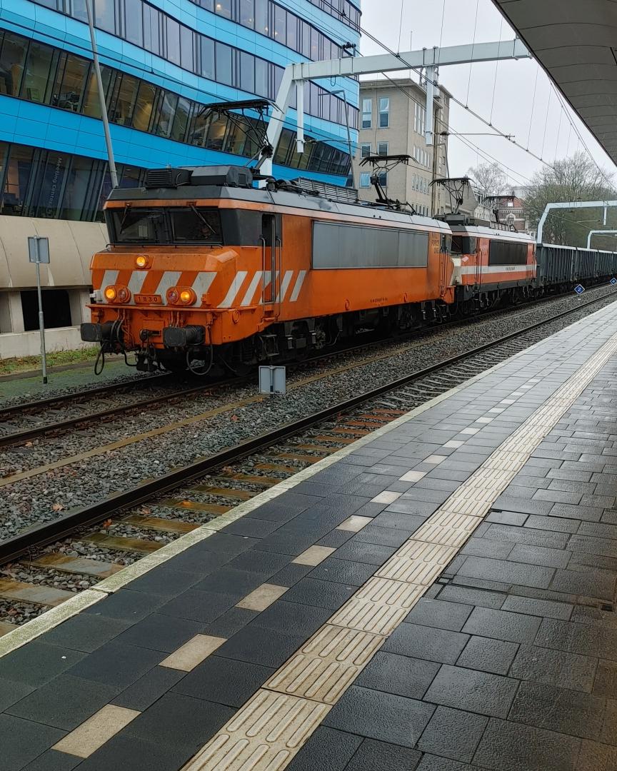 Berry Merts on Train Siding: Two Alstom Series 1600/1800 locs of RailForceOne, towards the border with Germany at Arnhem Station.