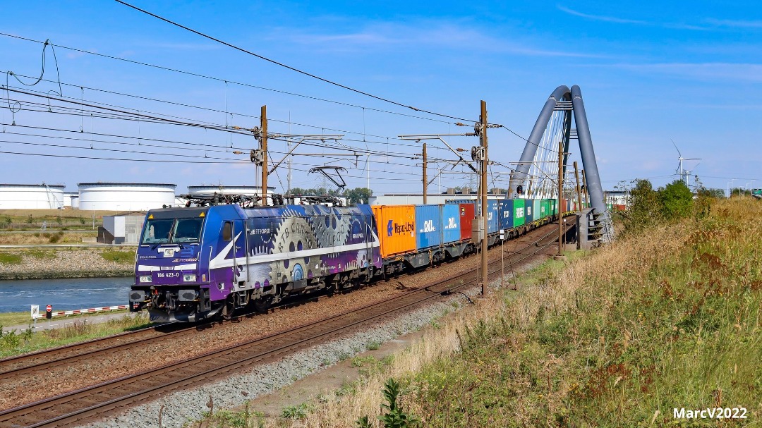 Railhobby on Train Siding: Op vrijdag 2 september mocht de 186 423 van RTB Cargo Blerick shuttle 51401 naar de Maasvlakte brengen.