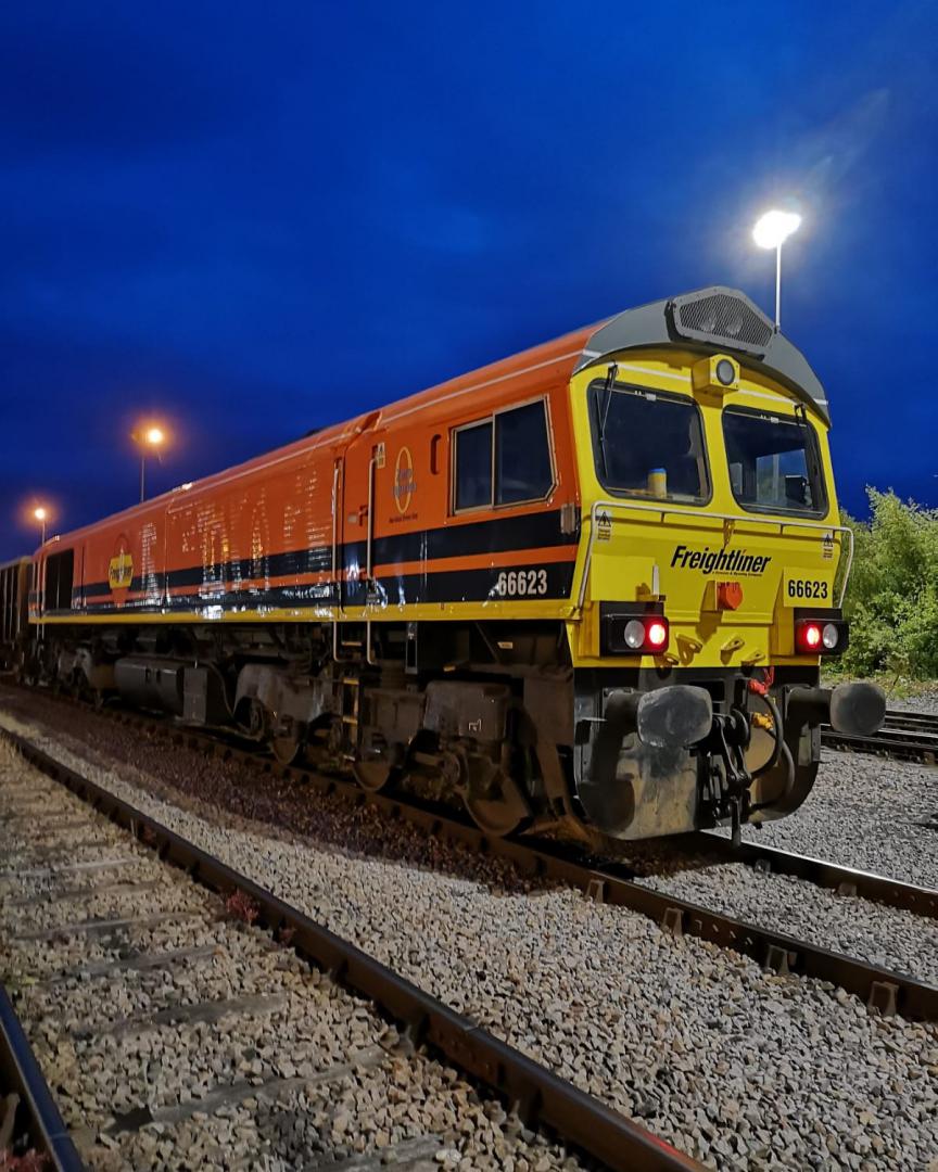 Robin Price on Train Siding: #trainspotting #train #diesel 66623 sitting on the down reception road at Westbury last night. #Freightliner #MendipStone