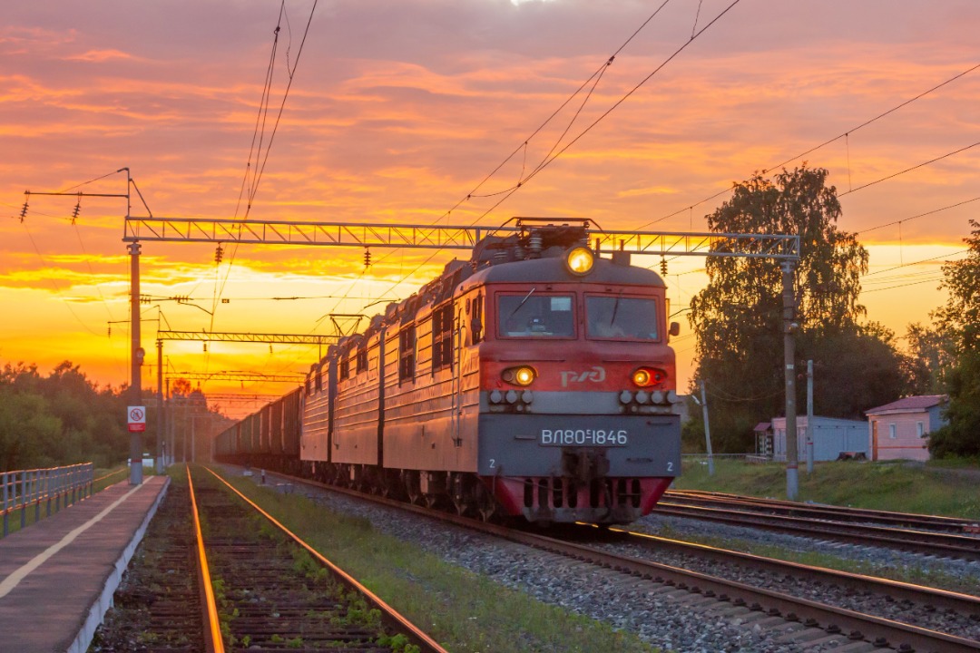 CHS200-011 on Train Siding: electric locomotive VL80S-1846 follows at sunset along the Prosnitsa station. Gorkovskaya Railway, Transsib