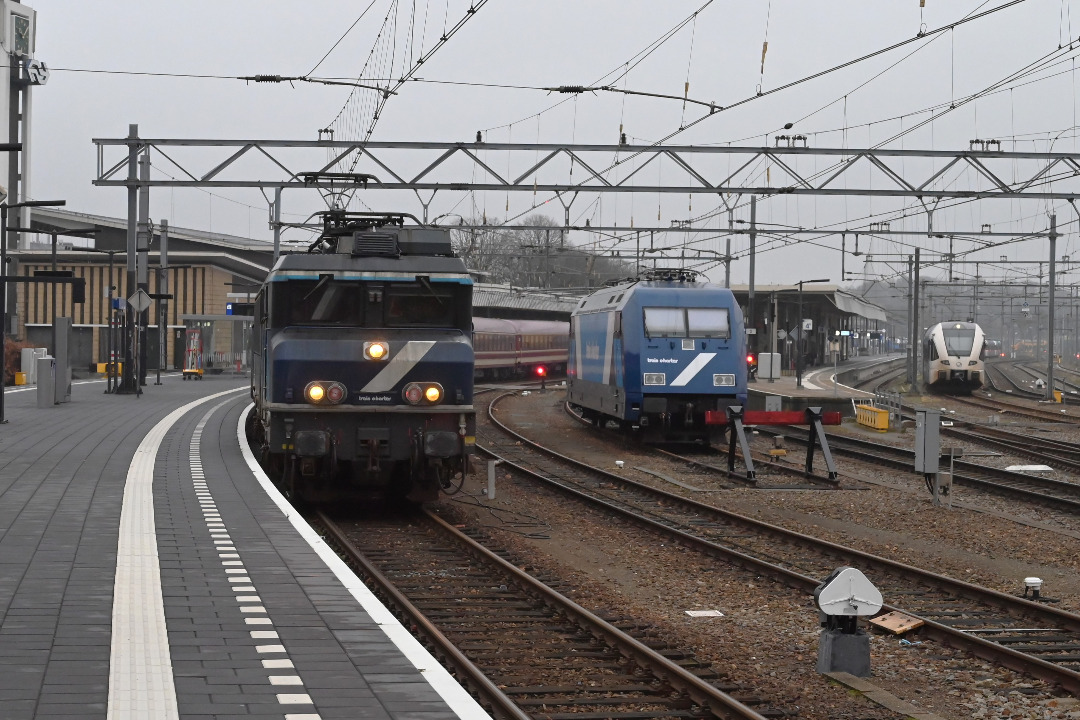 Ron Clobus on Train Siding: TCS 101001 met Skitrein vertrekt op 14 januari 2014 vanaf Venlo en passert TCS 103003 welke de trein net in Venlo heeft gebracht