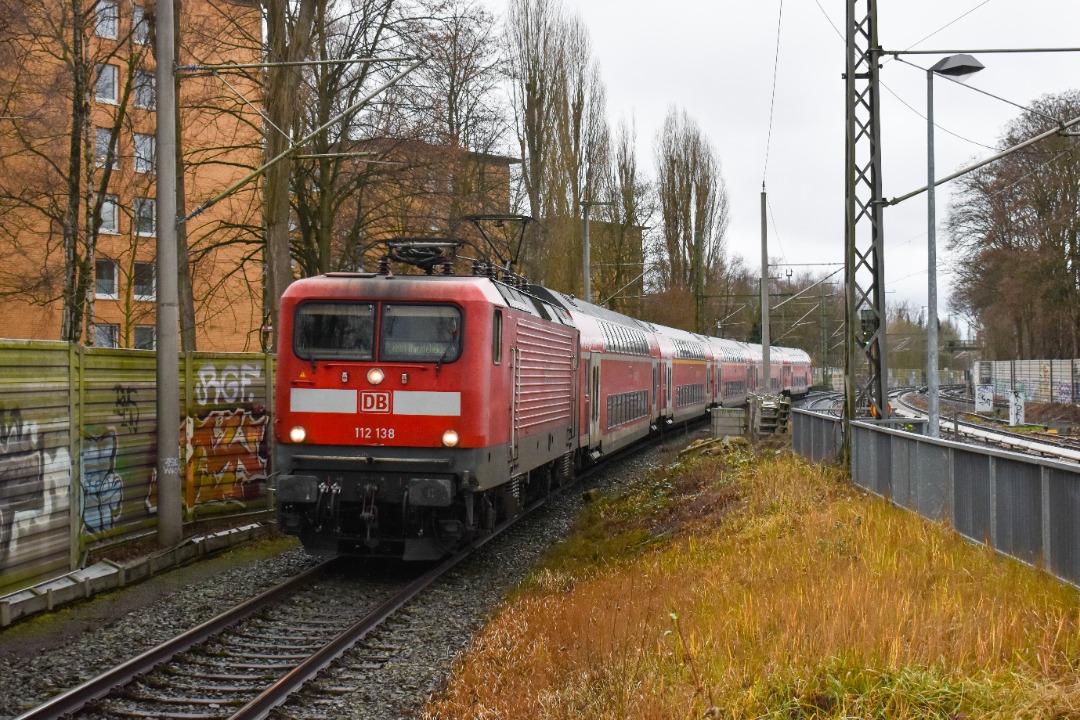 NL Rail on Train Siding: DB Regio 112 138 komt met een stam Dosto rijtuigen aan op station Hamburg Hasselbrook als RB 81 naar Bargteheide.