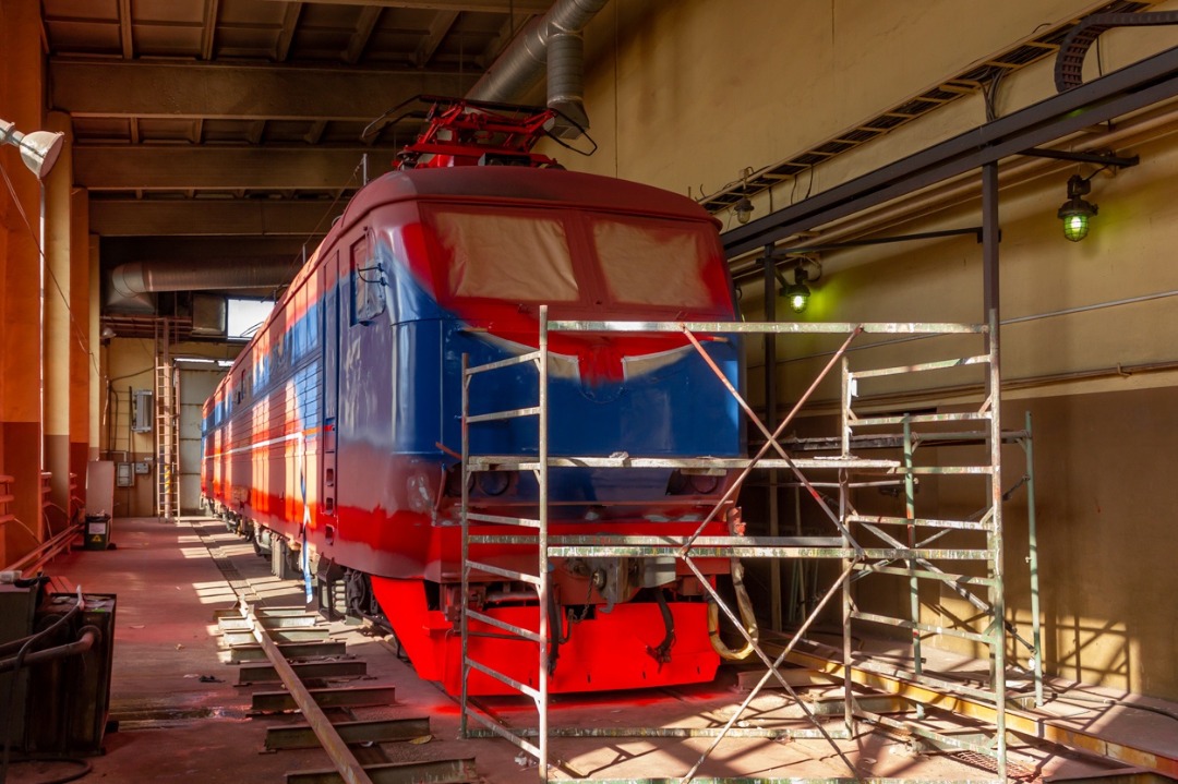 CHS200-011 on Train Siding: the second in a row in my profile, the fastest electric locomotive in Russia; CHS200-009 specially painted on April 26, 2022 for
the...