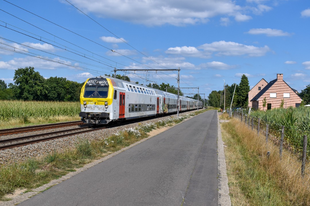 NL Rail on Train Siding: Een stam M5 rijtuigen met NMBS loc HLE 2105 (achterop) komt langs Bouwel als IC trein uit Hamont naar Antwerpen-Centraal.