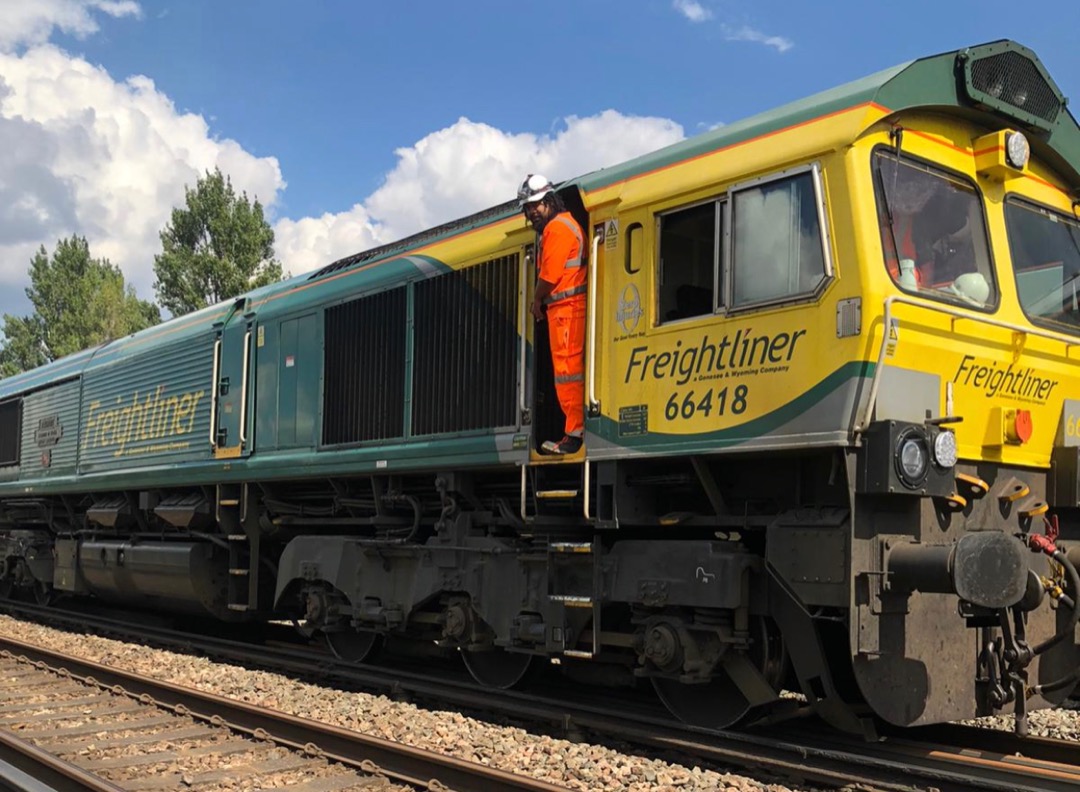 Mista Matthews on Train Siding: Few photos of me jumping on Freightliner 66418 "Patriot" as it leaves an engineering possession at Horsham