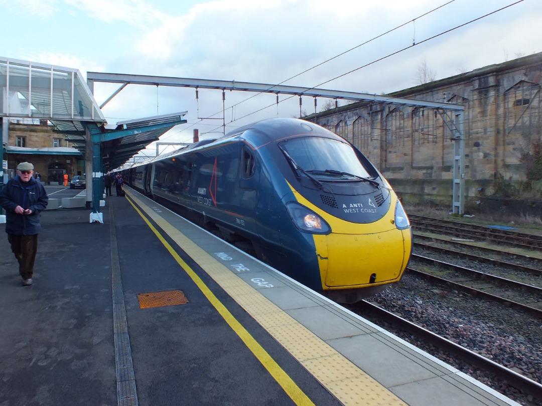 Cumbrian Trainspotter on Train Siding: Avanti West Coast class 390/1 No. #390152 calling at Carlisle yesterday working 9S54 0840 London Euston to Edinburgh.
