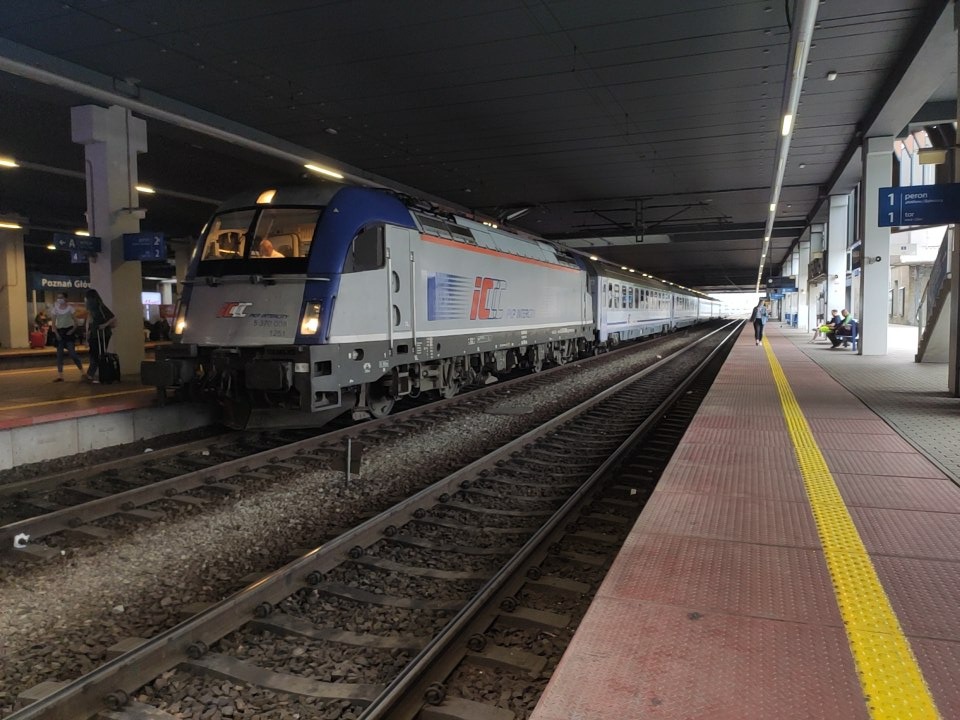 Alek Bent on Train Siding: hello, it's already the second train, so let me just say it's EU44 Husarz from Berlin to Warsaw at the Poznań
Główny train station Have a...