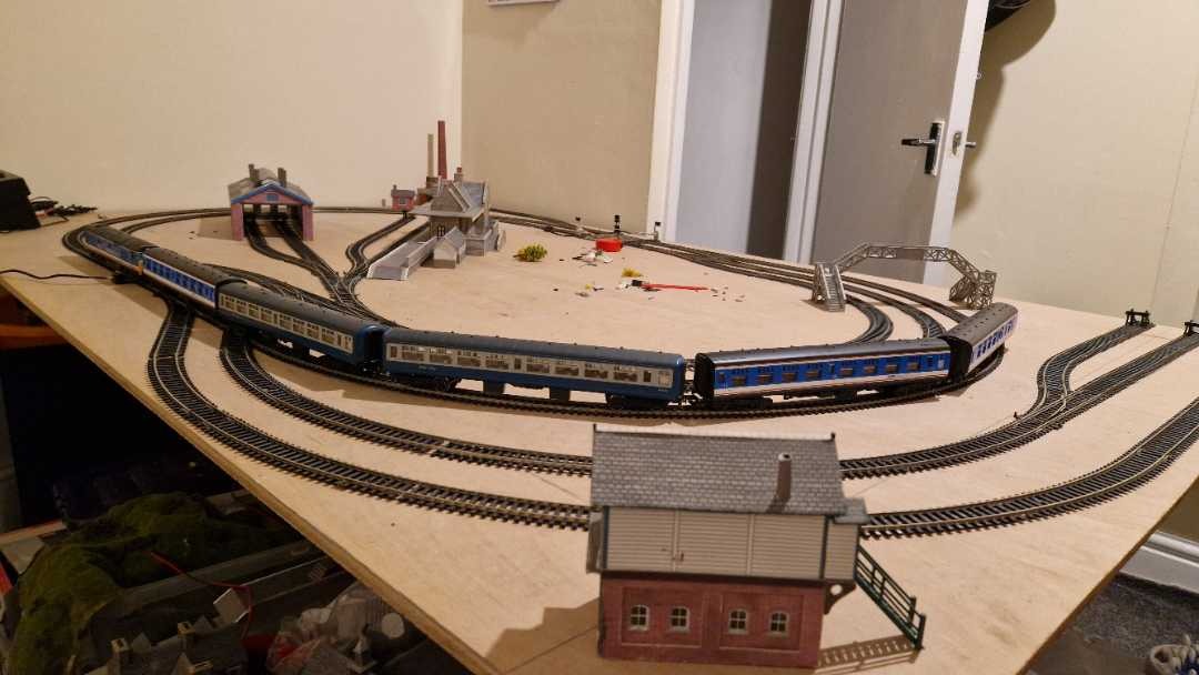 Meridian Model Railway on Train Siding: New raike of NSE carriages on the layout, bit messy I know but I'm doing a few bits