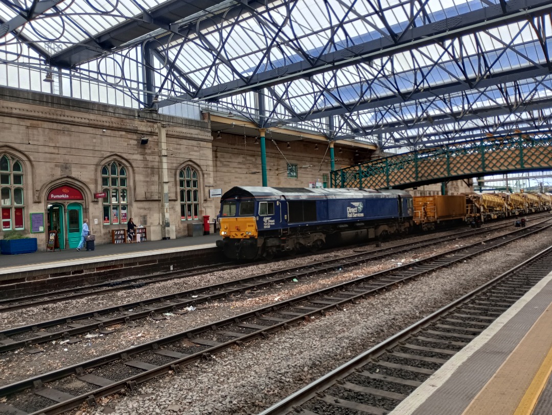 Hardley Distant on Train Siding: CURRENT: 66430 passes through Carlisle Station today working the 6K05 12:32 Carlisle New Yard to Crewe Basford Hall SSM
(Engineers)...