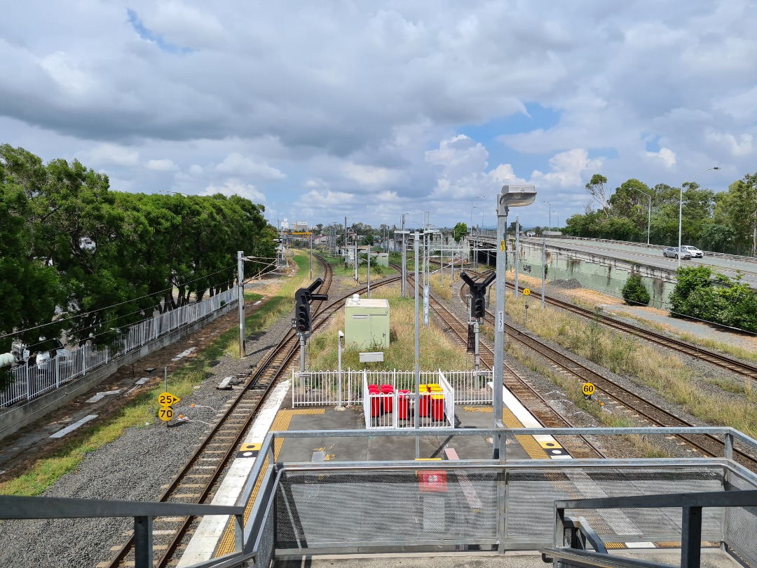 Geoff on Train Siding: Looking south from Yeerongpilly Station footbridge. Couldn't wait for the train to get into view as it was the one I needed to
catch.