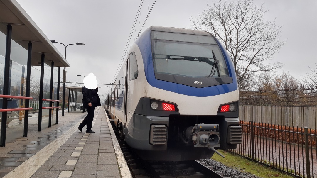 Arthur de Vries on Train Siding: The same NS FLIRT after arriving in Gilze-Rijen. While I made the picture the guard jumped out of the cab to start the door
closing...